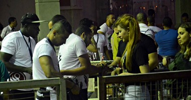 بالصور.. بدء توافد الجمهور على حفل عمرو دياب ببورتو كايرو
