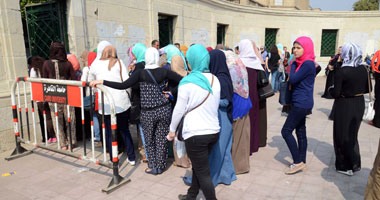 طوابير لطلاب جامعة القاهرة على الباب الرئيسى والأمن ينظم الدخول