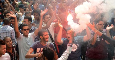 طلاب الإخوان يحاولون اقتحام بوابة جامعة القاهرة والأمن يتصدى لهم