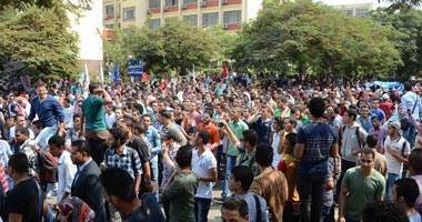بالفيديو.. مسيرة لطلاب "آثار القاهرة" اعتراضا على نظام المواد الممتدة