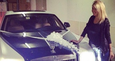 لاعب إنتر ميلان يُهدى زوجته سيارة "رولز رويس"