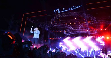 الهضبة عمرو دياب يبدأ حفله فى "بورتو كايرو" بأغنية شفت الأيام