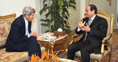 الرئيس يلتقى كيرى ويؤكد أهمية التوصل لتسوية نهائية لقضية فلسطين