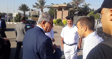 وزير الداخلية يتفقد انتشار الأكمنة الأمنية على الطرق الصحراوية