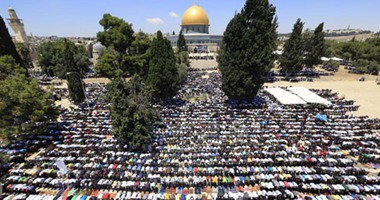 200 فلسطينى يغادرون غزة لأداء الصلاة فى المسجد الأقصى