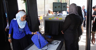 تكدس طالبات الأزهر أمام البوابات الإلكترونية لفحص حقائبهم