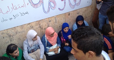 سلسلة بشرية لطلاب حركة مقاومة حلوان للمطالبة بالإفراج عن المحبوسين