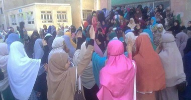 وقفة لطالبات "الدراسات الإسلامية بالأزهر" فى الإسكندرية