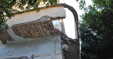 انهيار شرفة عقار قديم بجمرك الإسكندرية