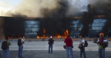 متظاهرون يضرمون النار فى مقر حكومة ولاية جيريرو بالمكسيك