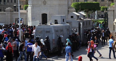 الشرطة تشتبك مع طلاب الإخوان أمام زراعة القاهرة وتفتح ميدان الجيزة