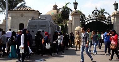 اشتباكات بالأيدى بين أمن جامعة القاهرة وطالبين لرفضهما إظهار الكارنيهات