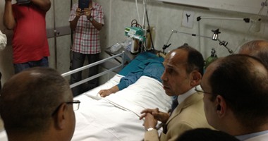 محافظ الفيوم يزور أبناء المحافظة المصابين فى حادث إدفو بمستشفى الأقصر