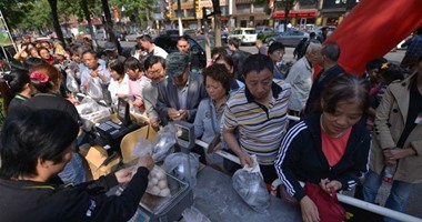 بالصور.. ازدحام مواطنين صينيين أمام متجر لبيع بيض بسعر مخفض