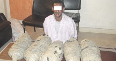 مباحث القصير تلقى القبض على موظف بحوزته 15 كيلو بانجو