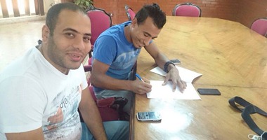 ننشر أول صورة لتوقيع محمد عبد الشافى لأهلى جدة