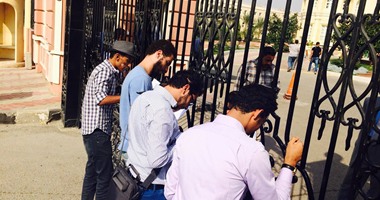 بالصور.. أمن الجامعة البريطانية يمنع الطلاب المفصولين من دخول الحرم