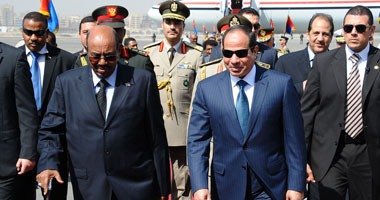السيسى يصل مطار القاهرة لاستقبال الرئيس السودانى عمر البشير