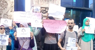 وقفة صامتة على سلالم نقابة الصحفيين للتضامن مع محمد سلطان