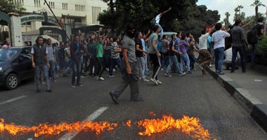 اشتباكات بين الشرطة وطلاب الإخوان فى شارع المنيل بعد قطعهم الطريق