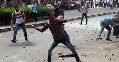 الإخوان يقطعون أحد شوارع الطالبية..ويطلقون الشماريخ والألعاب النارية