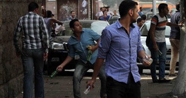 طلاب الإخوان يقطعون الطريق بشارع المنيل أمام "طب الأسنان"