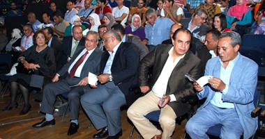 بالصور.. جابر عصفور يشهد عرض مسرحية "بعد الليل" بمركز الإبداع الفنى