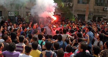بالصور.. طلاب الإخوان يشعلون الشماريخ خلال مسيرتهم بجامعة القاهرة