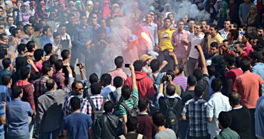 بالصور.. طلاب الإخوان يبدأون التظاهر على سلالم كلية العلوم بجامعة القاهرة