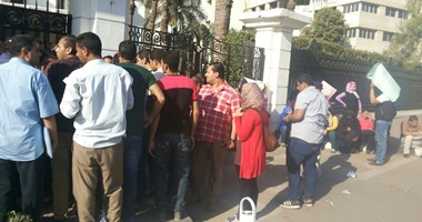 لليوم الرابع.. معلمو شمال الجيزة يتظاهرون أمام المحافظة