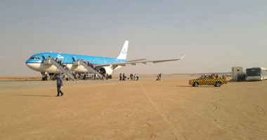 بالصور.. خبراء المفرقعات يفككون جسما غريبا بطائرة هولندية بمطار القاهرة