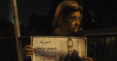والدة علاء عبد الفتاح تطالب بالإفراج عن النشطاء وإسقاط قانون التظاهر