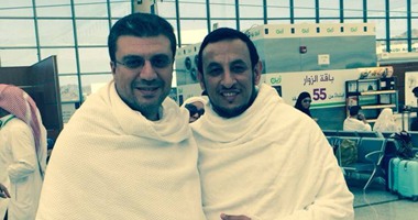 نشطاء يتداولون صورة لعمرو الليثى والشيخ رمضان عبد المعز بملابس الإحرام