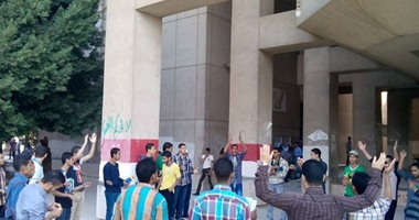 طلاب الإخوان ينظمون وقفة أمام كلية أصول الدين بـ"أزهر أسيوط"