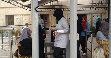 بالفيديو .. أفراد "فالكون" بجامعة القاهرة يضبطون منشورات تحريضية للداخلية مع طالب