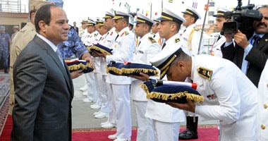 الرئيس يشهد مناورة "ذات الصوارى" بالإسكندرية.. ويرفع علم مصر على الوحدات البحرية الجديدة