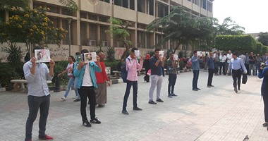 طلاب الإخوان ينظمون سلسلة بشرية أمام "تجارة القاهرة"