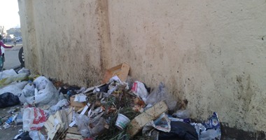 بالصور.. نفتح ملف إهمال المدارس بالجيزة.. انتشار القمامة وأكشاك السجائر والباعة الجائلين بمحيط أسوارها.. والطلبة: مابنعرفش نتنفس هواء نقيًا بسبب الرائحة الكريهة.. ومدير مدرسة: "ماليش دعوة بما هو خارجه