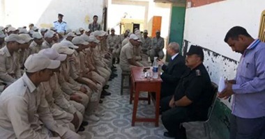 مدير أمن الأقصر يعقد اجتماعا بالمجندين فى معسكر قوات الأمن
