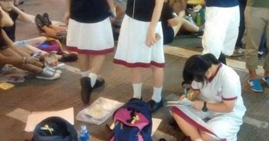 بالصور..طلاب يستكملون واجباتهم المدرسية فى مظاهرات هونج كونج