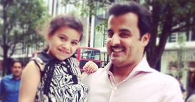 أمير قطر ينشر صورة مع طفلته على الفيس بوك