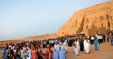 بدء توافد السياح لمشاهدة تعامد الشمس على وجه رمسيس الثانى بـ"أبو سمبل"
