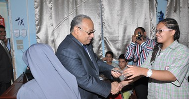 محافظ بنى سويف يوّقع باسمه على عملة ورقية ويهديها لطالبة متفوقة