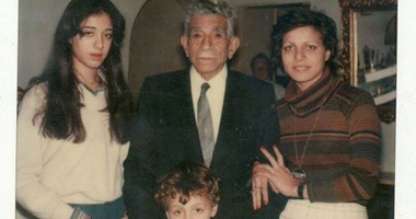 رواد مواقع التواصل يتداولون صورة نادرة لمحمد نجيب مع ابنتيه وحفيده
