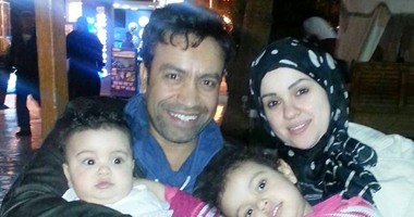 سامح حسين ينشر صورة عائلته على صفحته الشخصية بـ"فيس بوك"