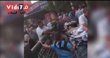 بالفيديو.. الباعة الجائلون يتحدون الشرطة و يعودون إلى ميدان الإسعاف
