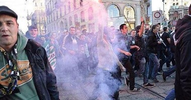 "شماريخ" جماهير سانت إيتيان تشعل شوارع ميلانو