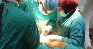 فريق طبى سعودى يجرى عملية فصل توأمين سياميين يمنيين السبت المقبل
