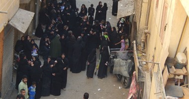 أهالى منطقة أبو الجود بالأقصر يتجمعون أمام منزل الشهيد "محمد حجاج"