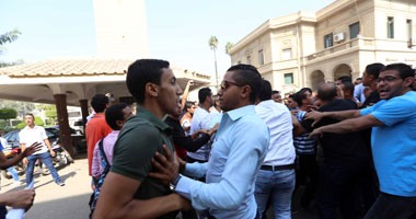 قوات الشرطة تتمركز أمام البوابة الرئيسية لجامعة القاهرة